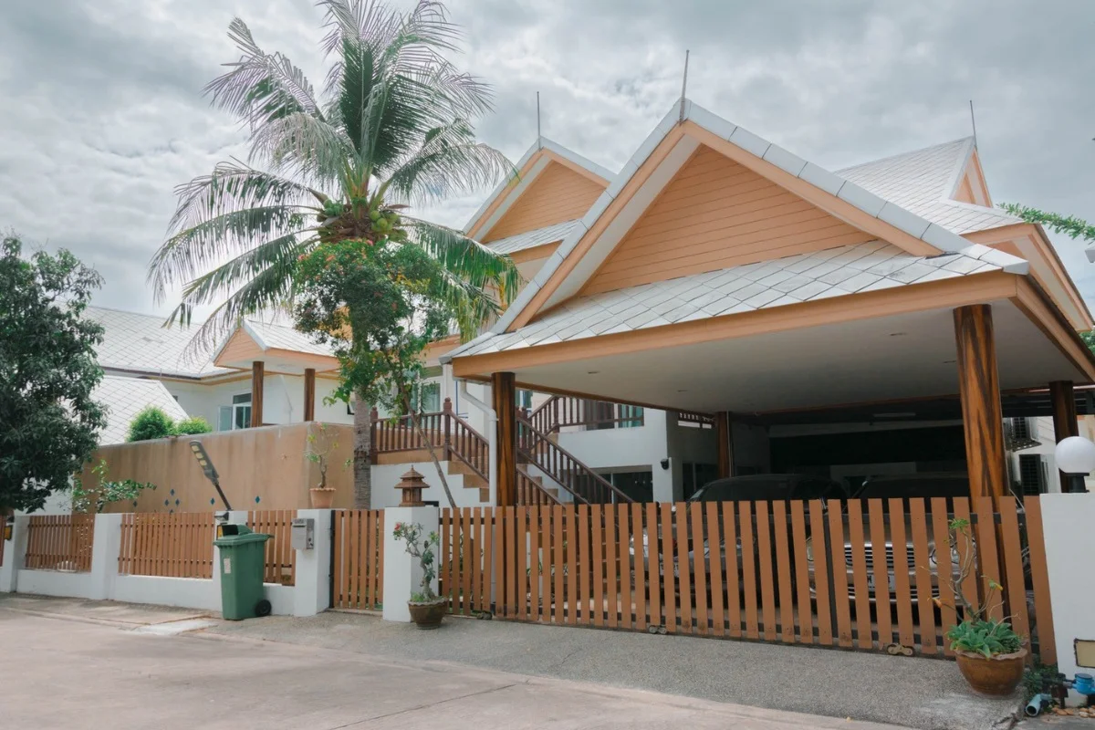6 Bedroom House for Sale & Rent at Amorn Village – Villa/House for Rent in Pattaya