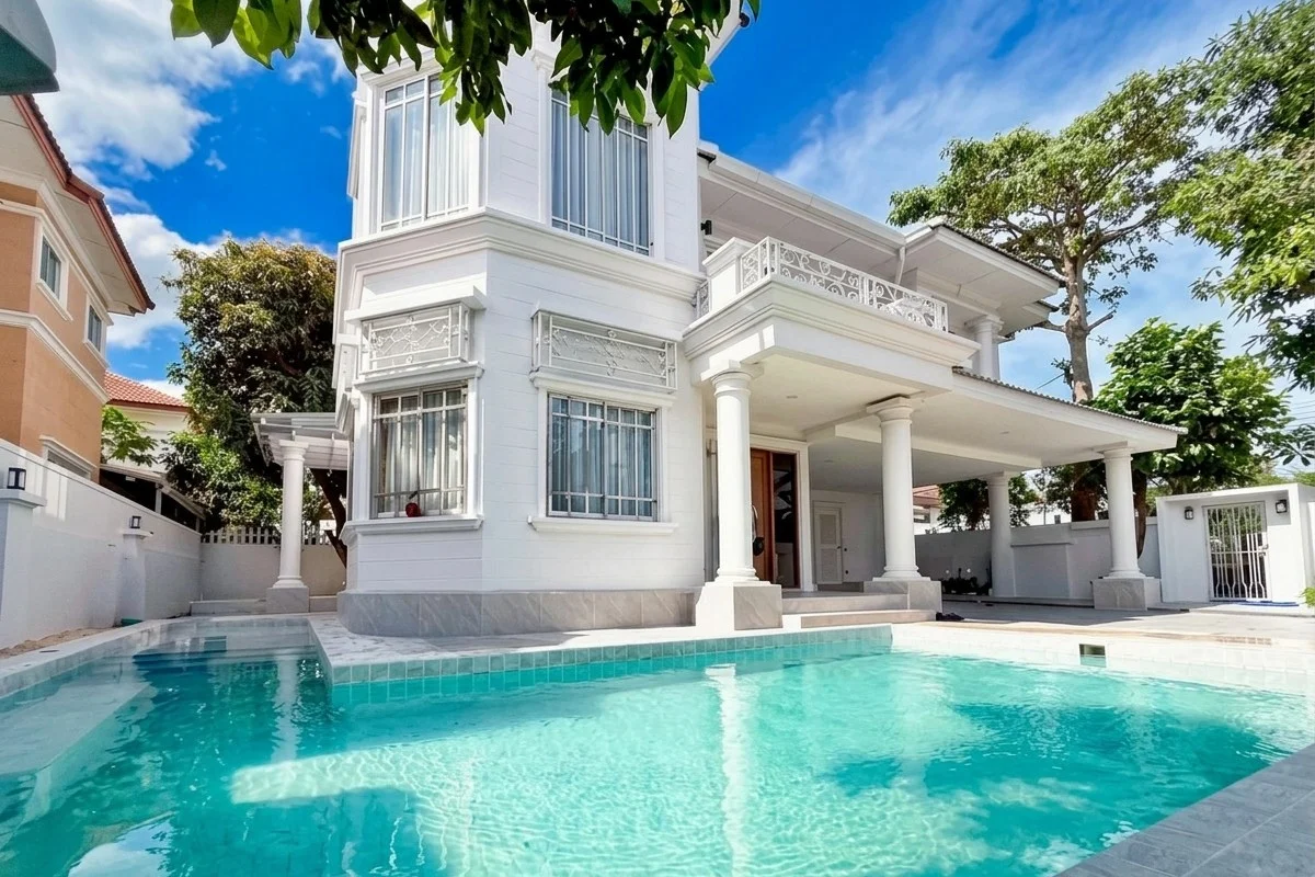 Park Avenue in Na Kluae, Pattaya